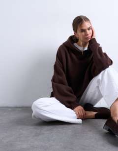 Model wearing Barrel high rise jean in ecru