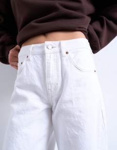 Model wearing Barrel high rise jean in ecru