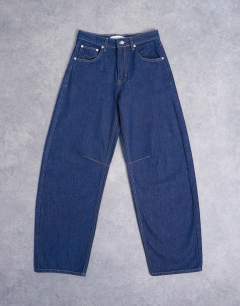 Model wearing Barrel high rise jean in indigo rinse
