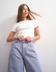 Model wearing Barrel high rise jean in lilac