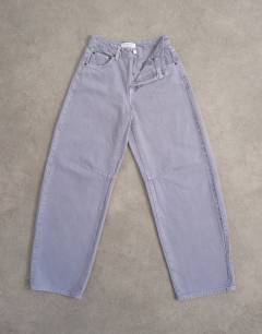 Model wearing Barrel high rise jean in lilac