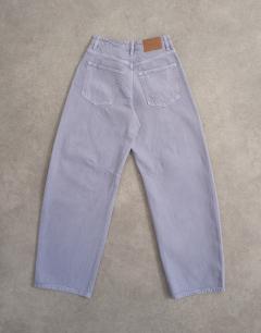Model wearing Barrel high rise jean in lilac