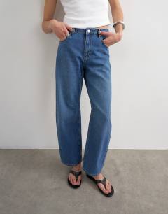 Model wearing Barrel high rise jean in rich blue