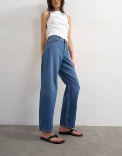 Model wearing Barrel high rise jean in rich blue