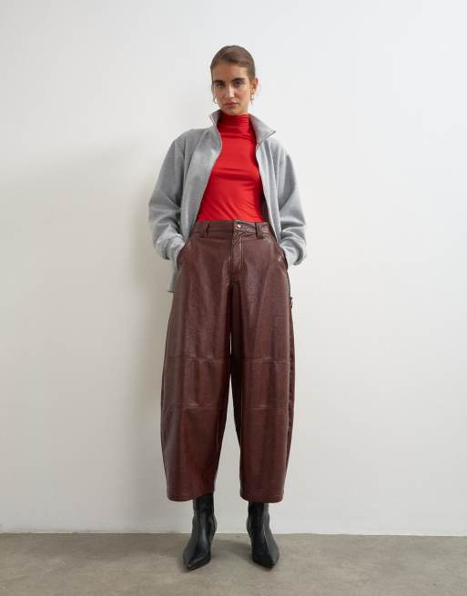 Topshop Barrel-Hose aus Kunstleder in Braun, 2 von 5