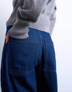 Model wearing Barrel jean with cargo pockets in indigo
