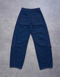 Model wearing Barrel jean with cargo pockets in indigo