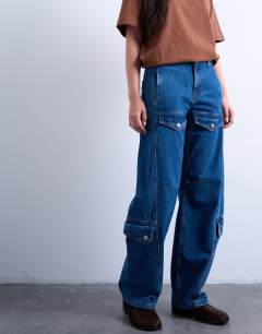 Model wearing Barrel jean with cargo pockets in mid blue