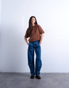 Model wearing Barrel jean with cargo pockets in vintage blue