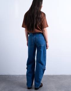 Model wearing Barrel jean with cargo pockets in vintage blue