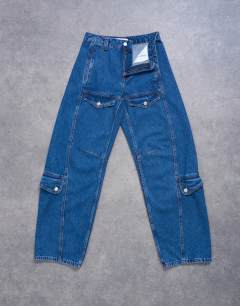 Model wearing Barrel jean with cargo pockets in vintage blue