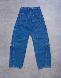 Model wearing Barrel jean with cargo pockets in vintage blue