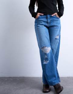 Model wearing Barrel jean with thigh rips in vintage blue
