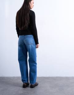 Model wearing Barrel jean with thigh rips in vintage blue
