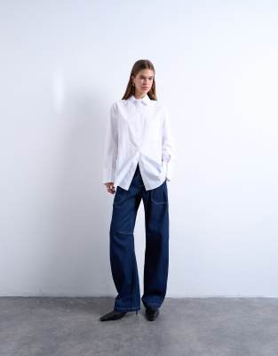 Topshop - Barrel-Jeans in Indigoblau mit Rinse-Waschung und Utility-Tasche