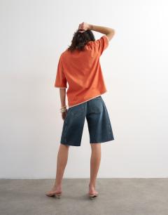 Model wearing Barrel jort in blue black