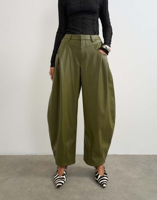 Topshop Barrel-Leg-Hose aus Kunstleder mit Passe in Khaki, 2 von 5