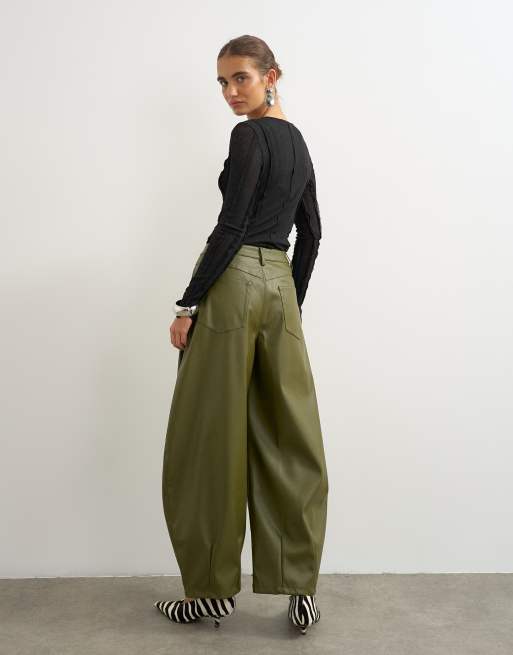 Topshop Barrel-Leg-Hose aus Kunstleder mit Passe in Khaki, 4 von 5
