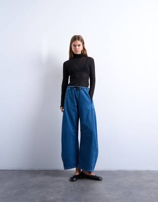 Topshop - Barrel-Leg-Jeans in Mittelblau mit elastischem Bund