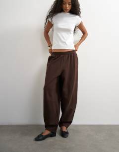 Model wearing Barrel leg jogger in chocolate