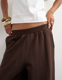 Model wearing Barrel leg jogger in chocolate