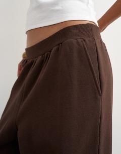 Model wearing Barrel leg jogger in chocolate
