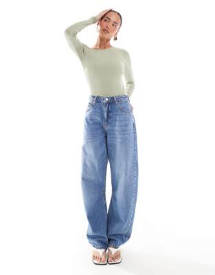 barrel leg mid rise jeans in mid blue