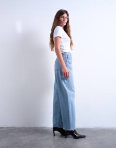 Model wearing Barrel mid rise jean in bleach