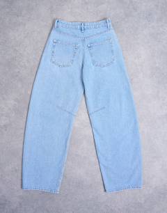 Model wearing Barrel mid rise jean in bleach