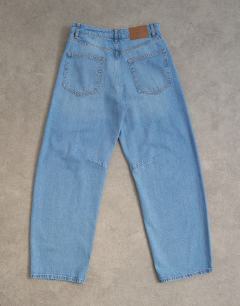 Model wearing Barrel mid rise jean in bleach