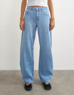 Model wearing Barrel mid rise jean in bleach