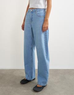 Model wearing Barrel mid rise jean in bleach