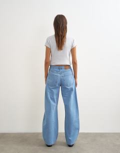 Model wearing Barrel mid rise jean in bleach