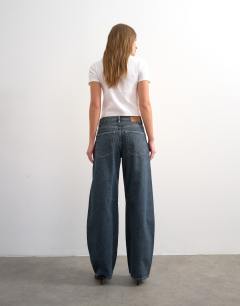 Model wearing Barrel mid rise jean in blue black