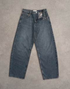 Model wearing Barrel mid rise jean in blue black