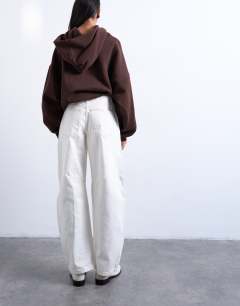 Model wearing Barrel mid rise jean in bone