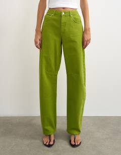 Model wearing Barrel mid rise jean in bright olive
