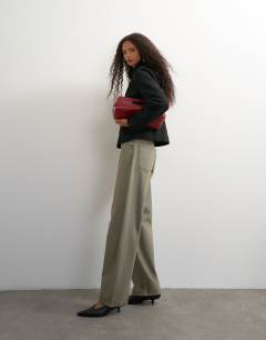 Barrel mid rise jean in brown tint