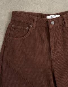 Model wearing Barrel mid rise jean in chocolate cord