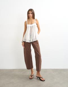 Model wearing Barrel mid rise jean in chocolate
