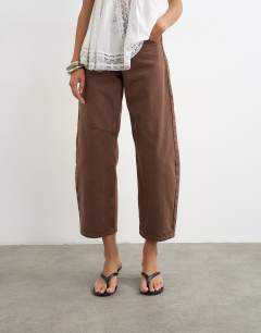 Model wearing Barrel mid rise jean in chocolate