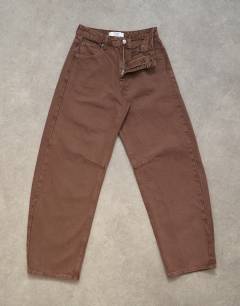 Model wearing Barrel mid rise jean in chocolate