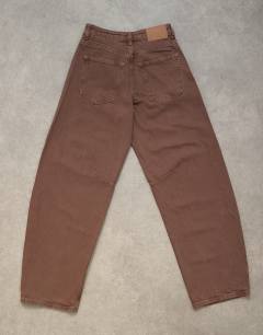 Model wearing Barrel mid rise jean in chocolate