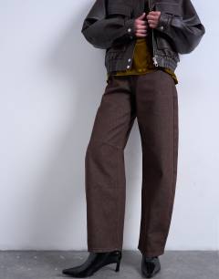 Model wearing Barrel mid rise jean in chocolate