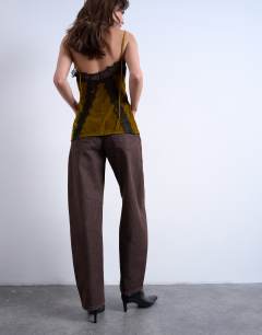 Model wearing Barrel mid rise jean in chocolate
