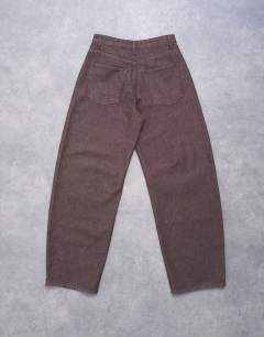 Model wearing Barrel mid rise jean in chocolate