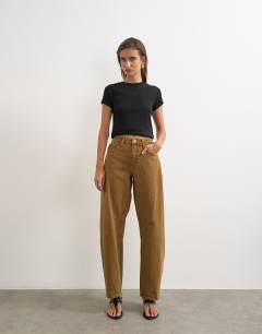 Model wearing Barrel mid rise jean in cumin