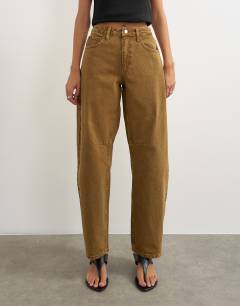 Model wearing Barrel mid rise jean in cumin