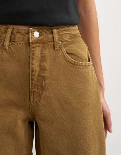 Model wearing Barrel mid rise jean in cumin