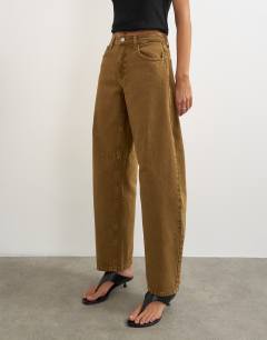 Model wearing Barrel mid rise jean in cumin